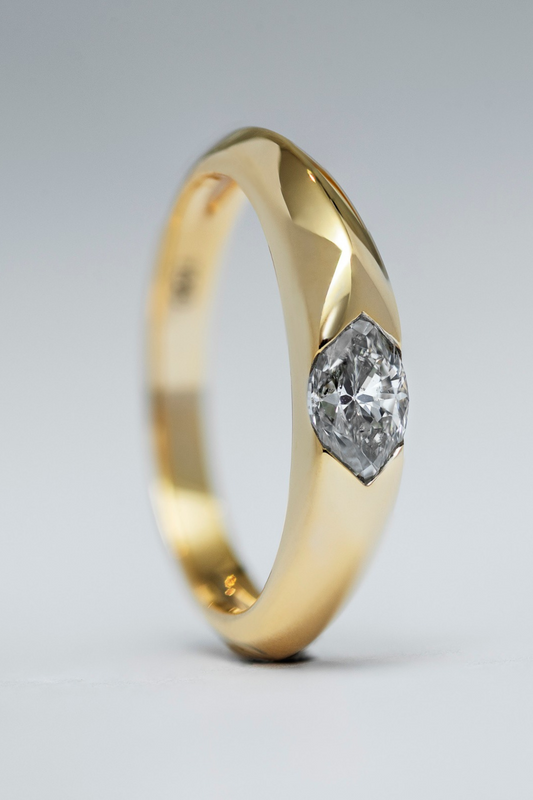 ANEL SOLITÁRIO DE BRILHANTE NAVETE