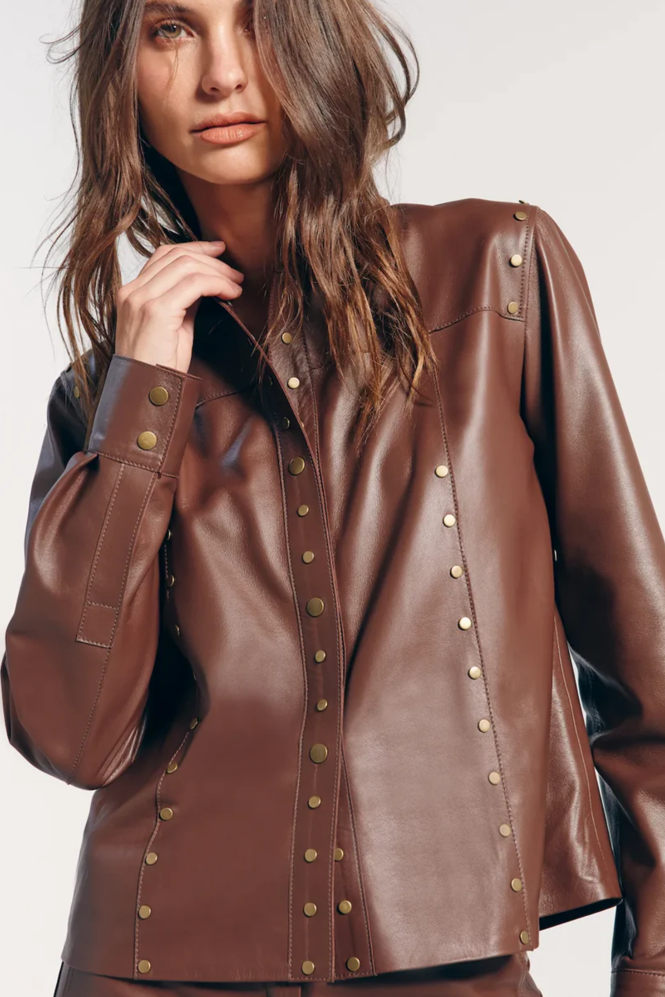 JAQUETA COURO TACHAS VIVIENNE