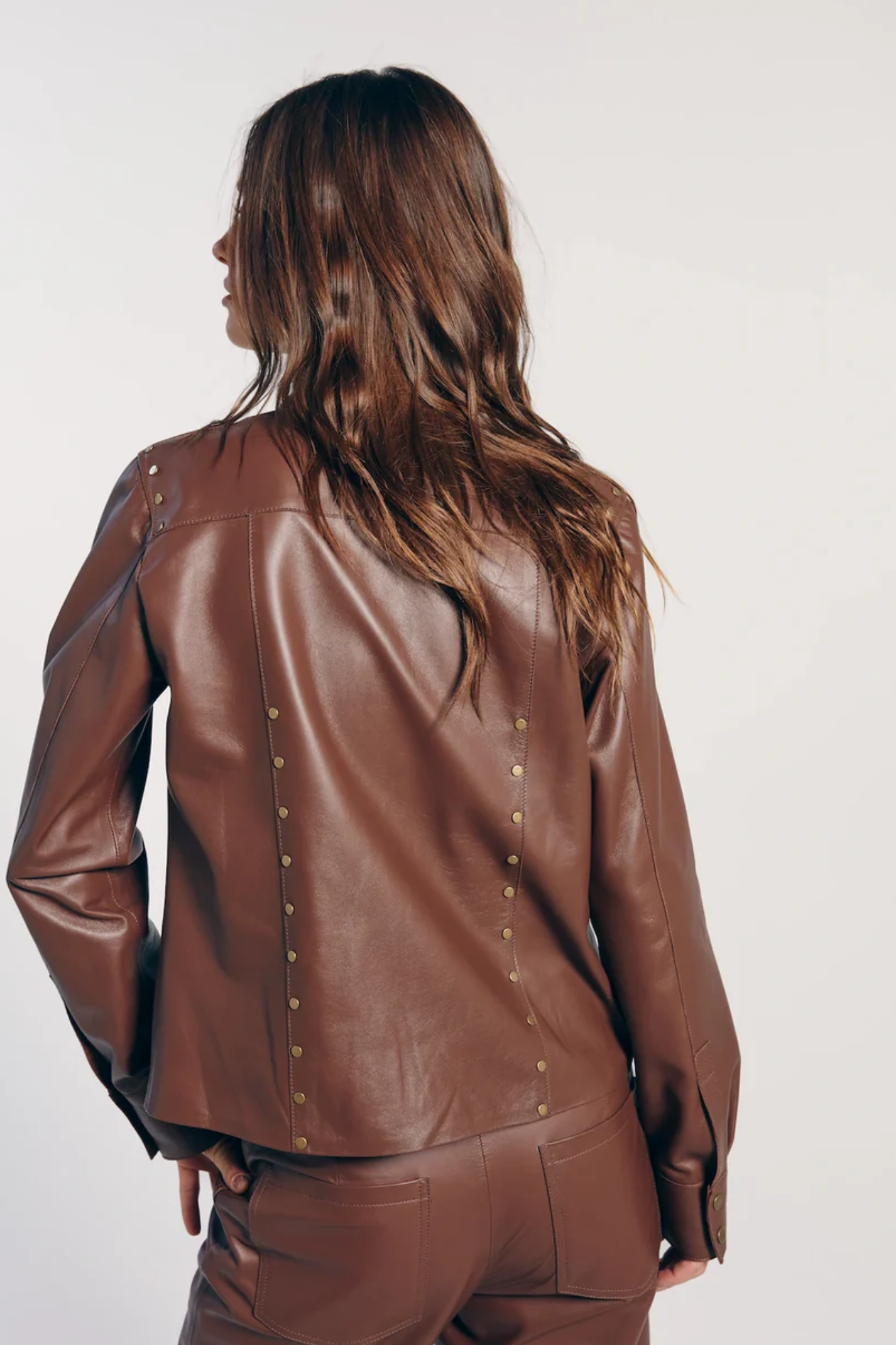JAQUETA COURO TACHAS VIVIENNE